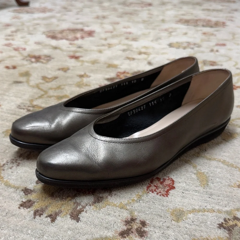 Salvatore Ferragamo Strana style Women's Gray Leather Flats